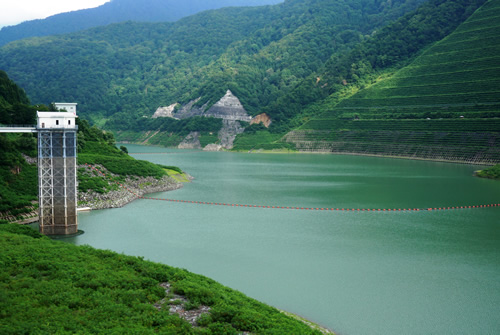 しゃくなげ湖（三国川ダム湖）